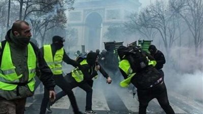 الشرطة الفرنسية تطلق الغاز المسيل للدموع على المحتجين