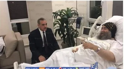 محافظ أسيوط يزور الأنبا يؤانس بالمستشفى للاطمئنان عليه (صور)