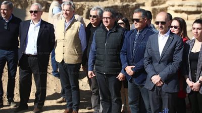 جولة مكوكية للعناني بمنطقة سقارة بعد الكشف الأثري (صور)