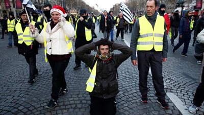 تجدد الاشتباكات بين الشرطة ومحتجي 