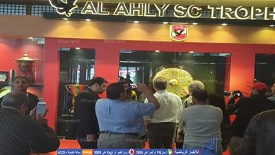 رد فعل مارتن لاسارتي على مشاهدة دولاب بطولات الأهلي (صور)