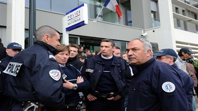 بعد السترات الصفراء.. الشرطة الفرنسية تعلن عن غضبها