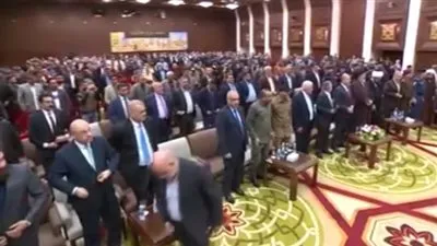 انسحاب السفير الإيراني في بغداد أثناء الوقوف تحية لشهداء العراق (فيديو)