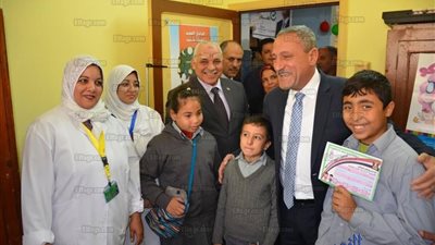 محافظ الإسماعيلية يشهد بدء مبادرة الكشف عن الأنيميا بالمدارس (صور)