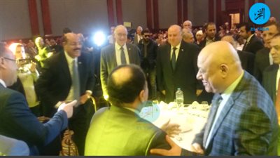 وزير المالية يغفل عن مصافحة 