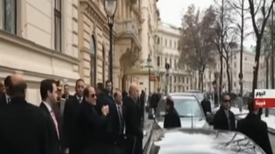 شاهد.. رد فعل السيسي تجاه المصريين المحتشدين أمام مقر إقامته في فيينا