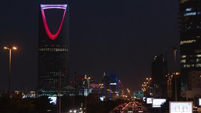 الرياض تتوشح بألوان علم البحرين احتفاء بيومها الوطني