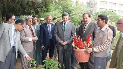 نائب رئيس جامعة المنيا وعميد كلية الزراعة يفتتحان معرض زهور 