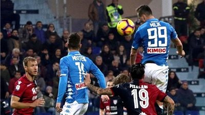 نابولي يهزم كالياري بصعوبة في الدوري الإيطالي