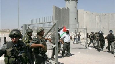 الاحتلال الإسرائيلي يغلق حاجز 