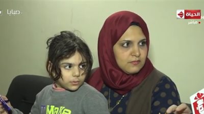 أم تبيع طفلتها عبر 