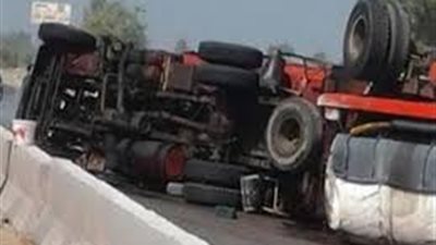 انقلاب سيارة نقل محملة بالرخام بمنزل اﻷوتوستراد بالطريق الدائري