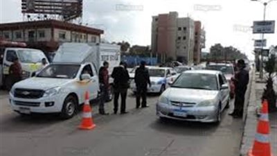 ضبط 12 سيارة متروكة و5 دراجات بخارية بدون تراخيص بحملات مرورية بالجيزة