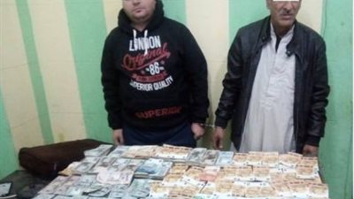 ضبط صاحب محل أدوات كهربائية وموظف بريد لاتجارهما بالعملة في الغربية