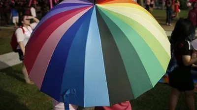 سنغافورة تجيز لطبيب مثلى بتبنى ابن بيولوجى