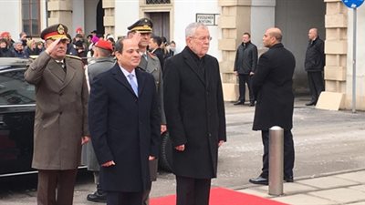 التقاط الصور التذكارية.. 4 مشاهد تلخص الاستقبال الحافل لـ