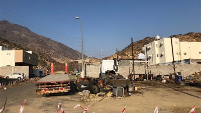 عاجل - السعودية| عمالة تحوّل شارعاً إلى موقف وورشة شاحنات في مكة