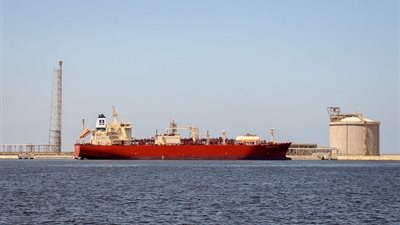 ميناء دمياط يصدر 8 ألاف طن من الرمل