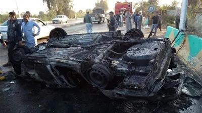 تفحم سيارة ملاكي إثر انفجارها بالطريق الزراعي ببني سويف