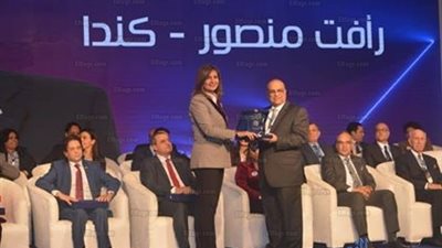 وزيرة الهجرة تكرم علماء 