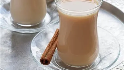 عميد معهد القلب محذرًا من تناول الشاي باللبن: 