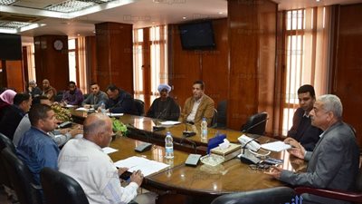 محافظ السويس يتابع الخطة الاستثمارية للطرق (صور) 