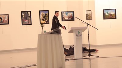 طلب غريب من مصور لحظة اغتيال السفير الروسي في أنقرة  