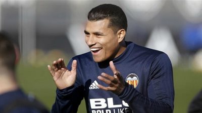 برشلونة يقترب من خطف مدافع فالنسيا