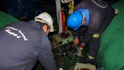 صيانة قاطرة بحرية بعد ٢٠ ألف ساعة عمل بميناء دمياط (صور)