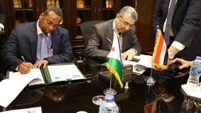 وزير الكهرباء يوقع بروتكول تعاون مع وزير الطاقة والموارد المائية الجيبوتي