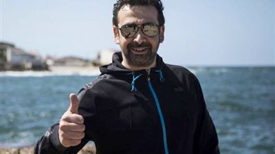 جولة مع الفنانين.. كريم عبد العزيز يعتذر لجروب جات في السوستة: متزعلوش يا رجالة