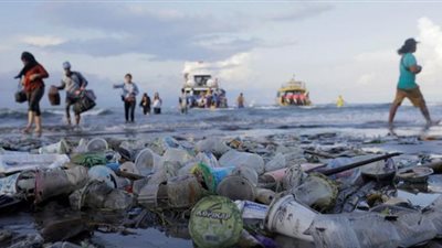 الاتحاد الأوروبى يحظر استعمال وإلقاء البلاستيك للحد من التلوث البحرى