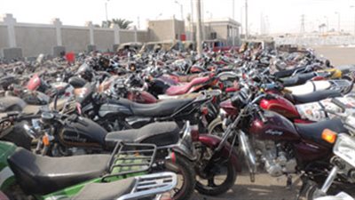 خشية استخدامها فى العمليات الإرهابية.. رصد 12 سيارة ودراجة بخارية متروكة بالجيزة