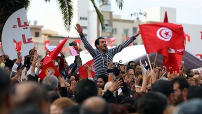 شاهد.. السترات الحمراء تطارد إرهاب الإخوان في تونس