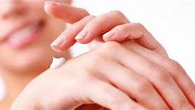وصفة مذهلة تخلصك من جفاف اليدين (فيديو)