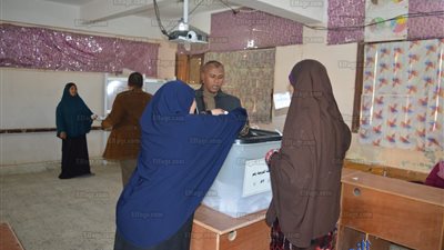 توافد الناخبين على لجان التصويت بدائرة طامية بالفيوم (صور)