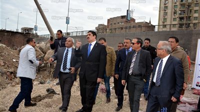 محافظ القليوبية يتفقد أعمال رفع 200 طن تراكمات القمامة بالمقلب الوسيط بقليوب..والأهالي يستقبلونه بالشكاوى (فيديو وصور) 