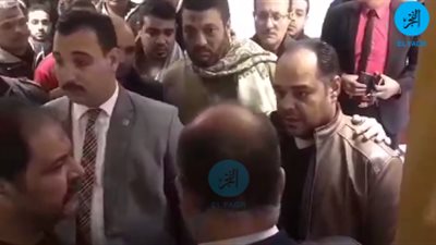 محافظ القاهرة يقدم واجب العزاء لأسرة الطفل المتوفى بمدرسة المرج (فيديو)