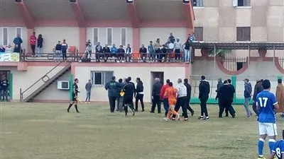 إلغاء مباراة أبو قير وطنطا للتعدي على الحكم (صور)