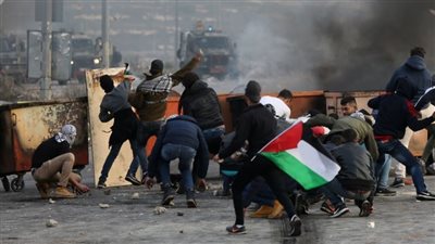 قوات الاحتلال تقمع مسيرة فلسطينية عقب صلاة الجمعة