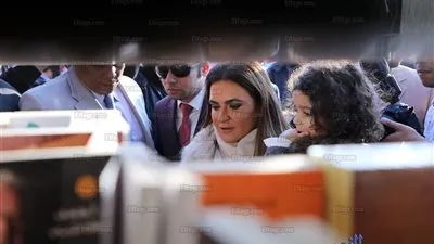 وزيرة الاستثمار تصطحب حفيدتها خلال افتتاح 