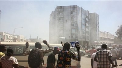 عاجل.. الشرطة السودانية تطلق قنابل الغاز المسيل للدموع لتفريق المتظاهرين في أم درمان 