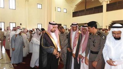 محافظ العارضة يؤدي صلاة الميت على الشهيد الخبراني