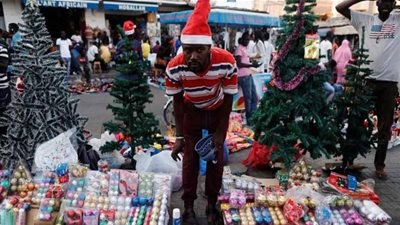 قبعات بابا نويل وزينة عيد الميلاد تغزو شوارع أفريقيا