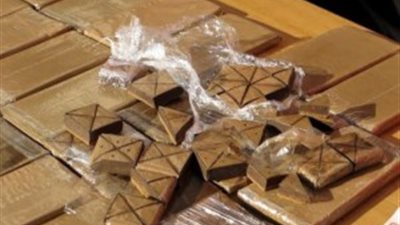 ضبط 35 قطعة من مخدر الحشيش بحوزة طالب وسائق بقصد الإتجار في الغردقة