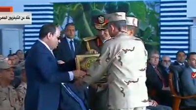 رئيس الشركة الوطنية للزراعات المحمية يهدي السيسي المصحف