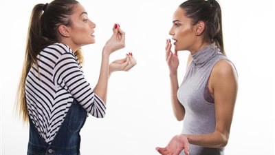 طرق تقبل النقد الموجه لكِ ممن هم أصغر منكِ