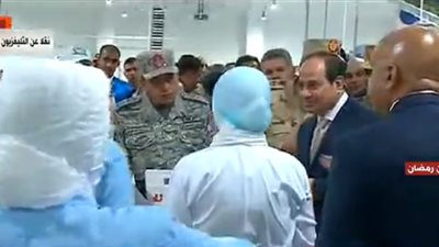 السيسي يتفقد محطة الفرز والتعبئة بمشروع الصوب الزراعية