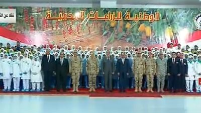 زغاريد وتصفيق عقب التقاط العاملين بالزراعات المحمية صورة تذكارية مع السيسي