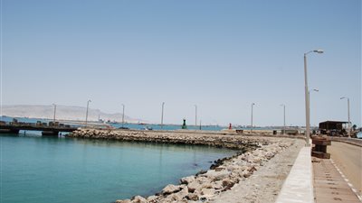 بدء تنفيذ أعمال رفع كفاءة و استكمال الرصيف الجنوبى بميناء بورتوفيق